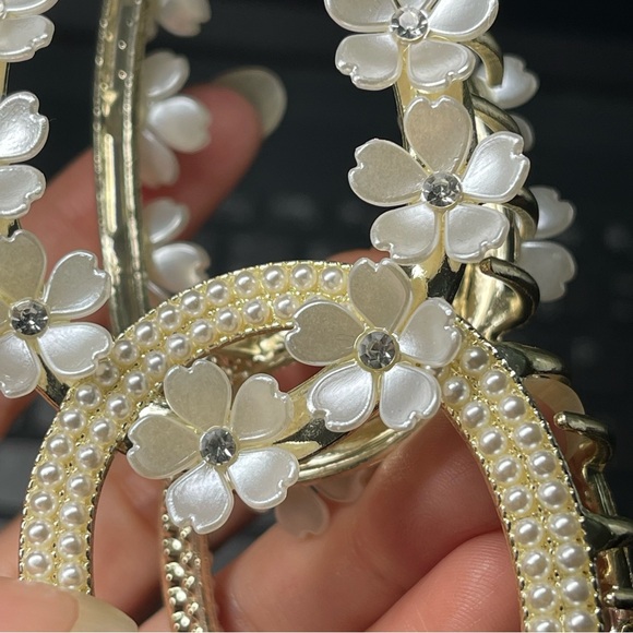 Accessories - Brand new high-quality flower hair clip